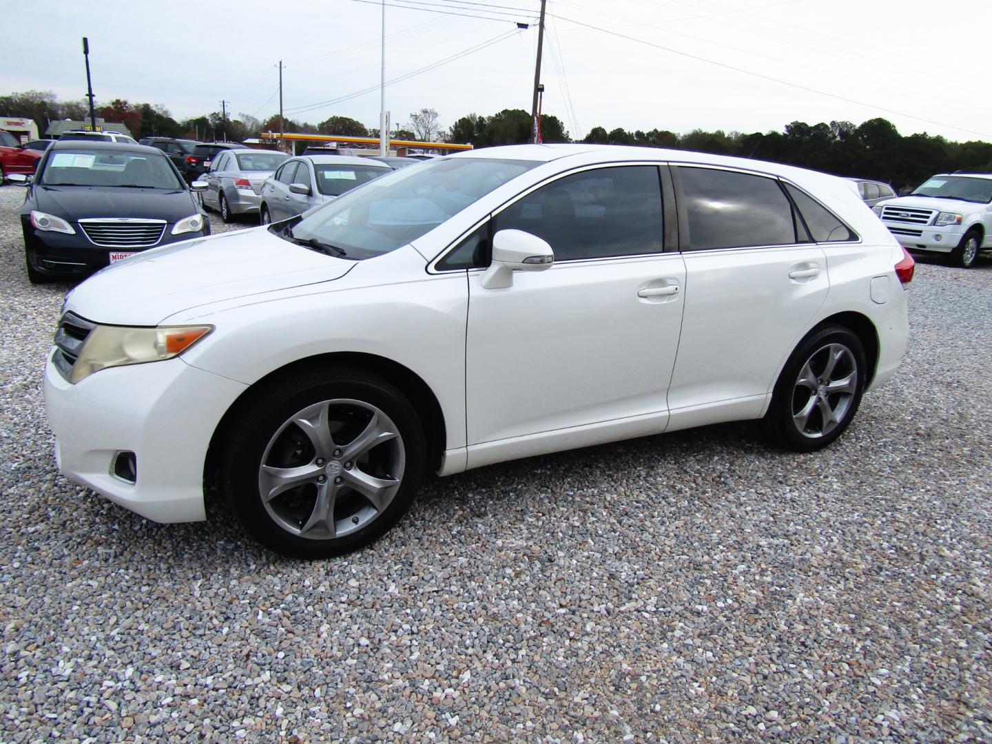 2013 WHITE /Tan Toyota Venza LE V6 FWD (4T3ZK3BB4DU) with an 3.5L V6 DOHC 24V engine, Automatic transmission, located at 15016 S Hwy 231, Midland City, AL, 36350, (334) 983-3001, 31.306210, -85.495277 - Photo#2